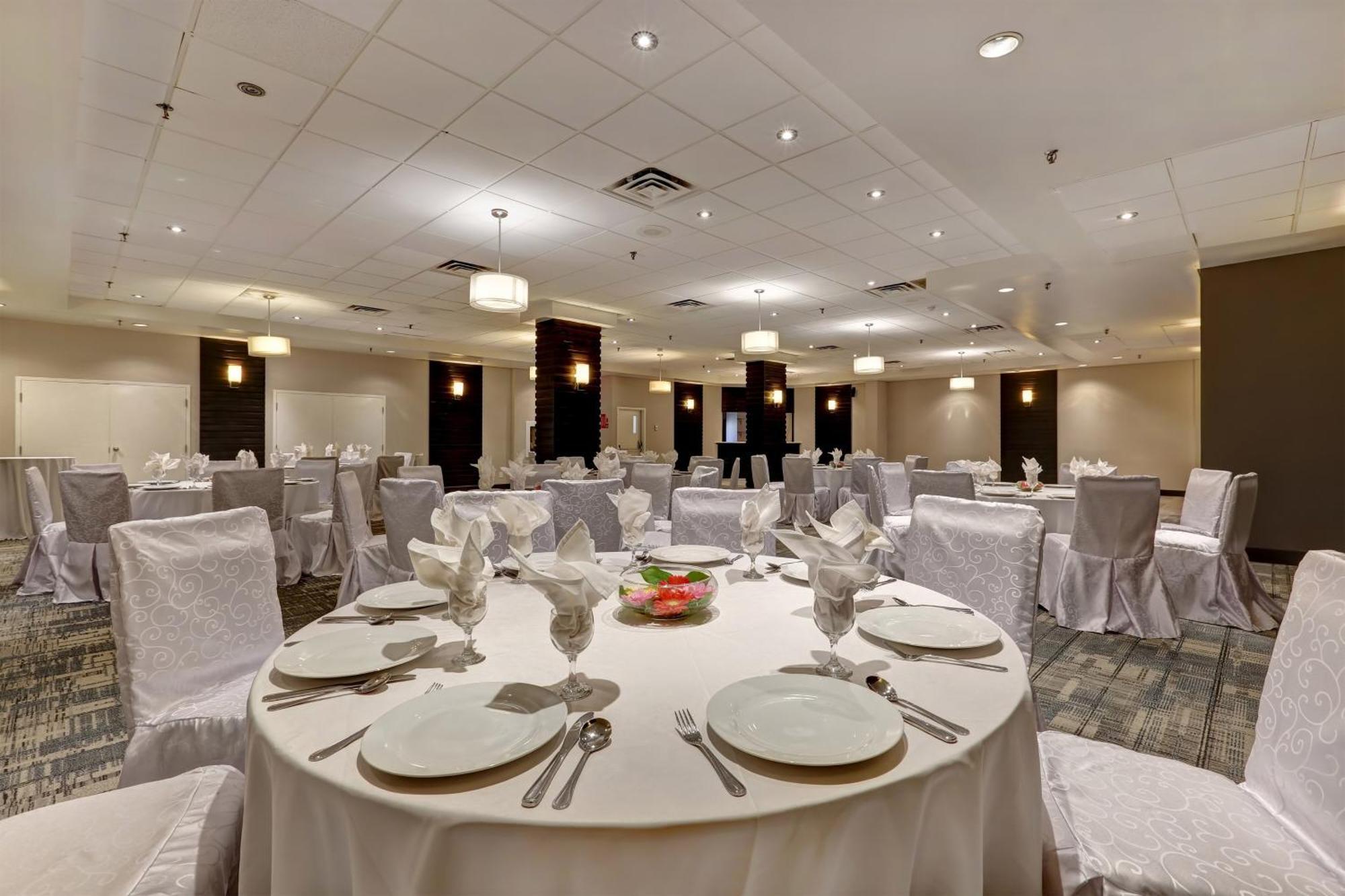 Four Points By Sheraton Toronto Mississauga Exterior photo