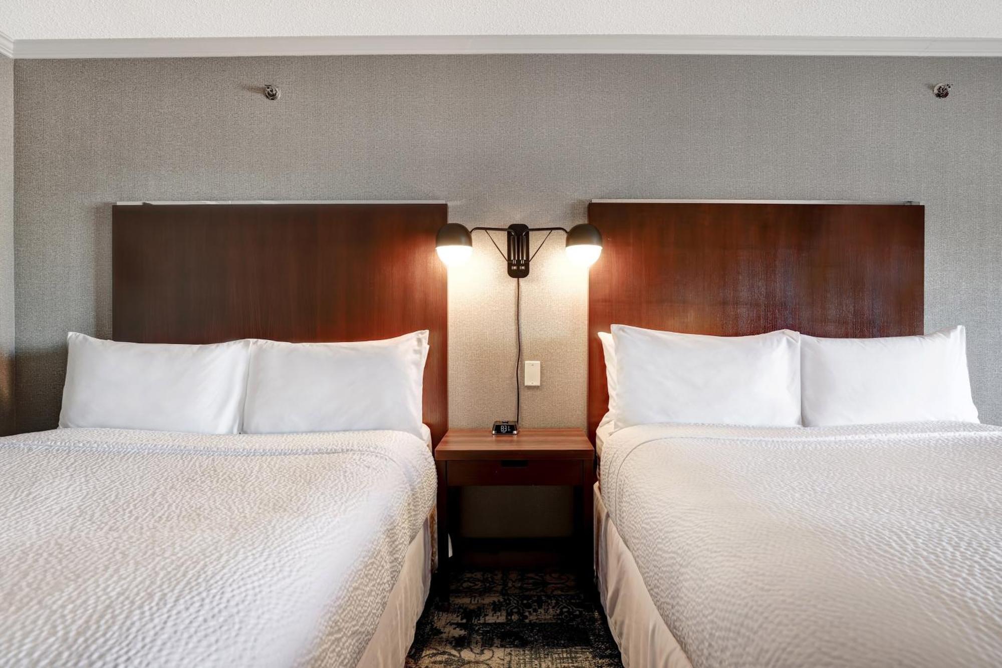 Four Points By Sheraton Toronto Mississauga Exterior photo
